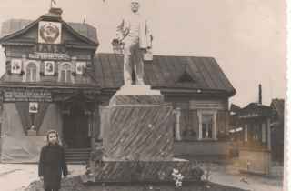1 мая 1964 года Памятник Ленину около…