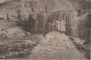 С подругой на Саблинском водопаде. Фотография 1950-х…