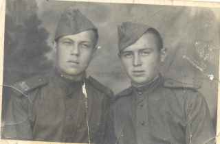 Рубачев Борис Константинович(слева) с другом 1945 год