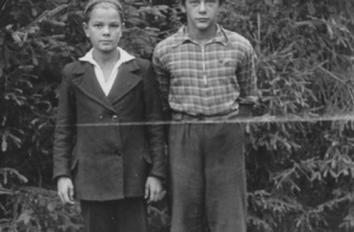 Инга с братом Львом Лагерь 1952 год