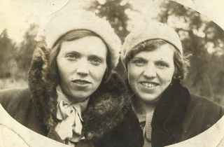Слева мать Кутузовой (Нечаевой) Валентины Ивановны -…