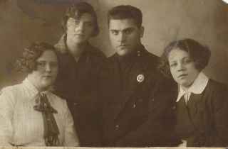 Вторая слева мать Кутузовой (Нечаевой) Валентины Ивановны…