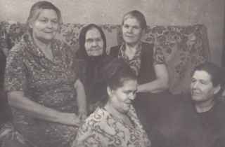 Бабушка Минина Иринья Игнатьева со своими дочерьмиСлева…