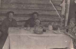 Староселье за столом. 1950-е годы
