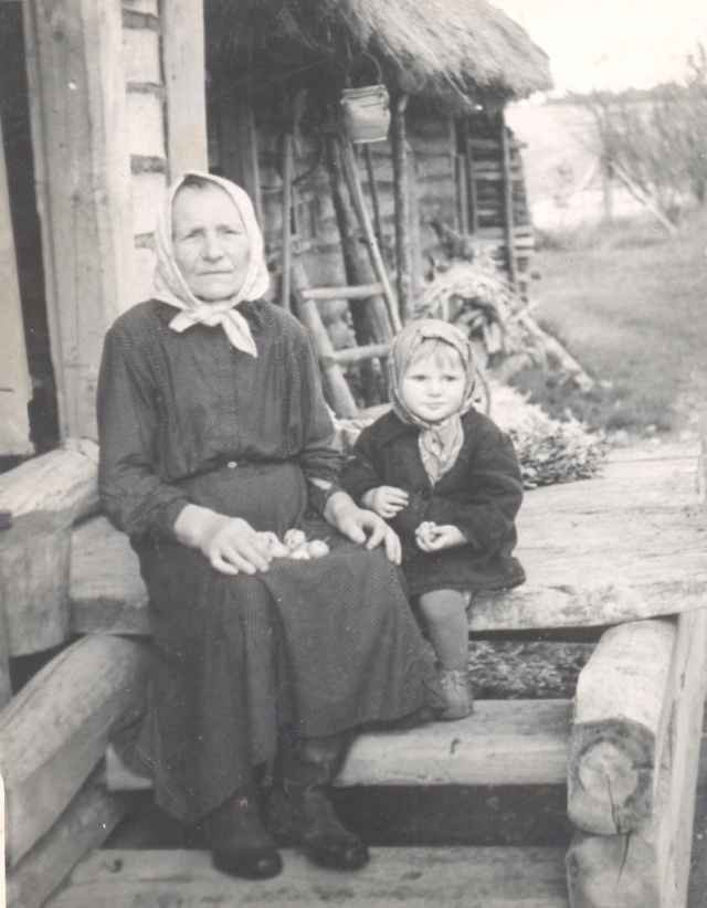 Деревня Евсееха,Псковская область, ЕвдокиЯМихайловна с внучкой