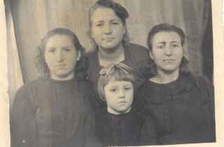 Екатерина (крайняя справа с сестрами Зиной и…