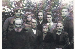 1947. Семья КоролевыхВалентина(11 лет) вторая справа