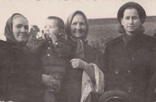 1960. Мга. Мать Буренкова П. с сестрами…