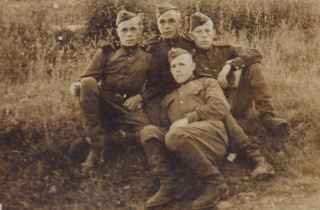 Брат Леонид в армии с сослуживцами 1950…