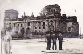 1950-1954 Берлин . На фоне рейхстага