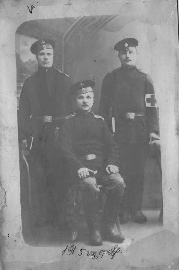 Иван Корнильевич 1915 г. февраль слева