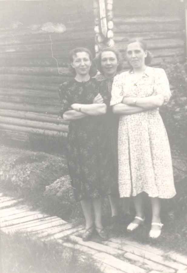 Тосно, Екатерина Михайловна с подругой и сестрой Марией 