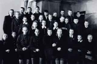 Деревянная школа .Никольское . 5 класс 1951…