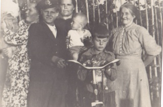 Семья. Тосно 1957 (мама Н.Г. справа)