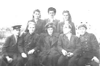 1950 Группа молодежи в Тосно. Первый слева…