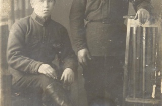 1940, дядя Улыбышевой В.С..первый слева