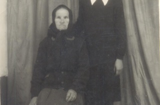 1957, Улыбышева В.Н. с бабушкой Антоновой Марией…