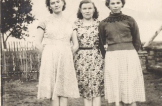 Улыбышева В.Н. с подругами, третья слева