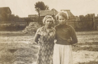 1953, Тосно, Улыбышева с Бородулиной Ниной