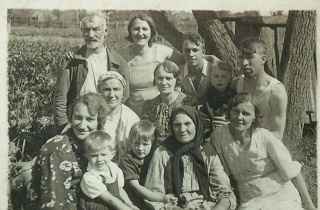 Семья в Старой Руссе. Стоят: дед Семен…