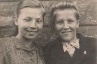 Раиса Васильевна с сестрой Зоей, 1948 г.