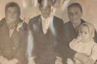 Мама, дядя Иван, Нина, Ванечка 1940 год