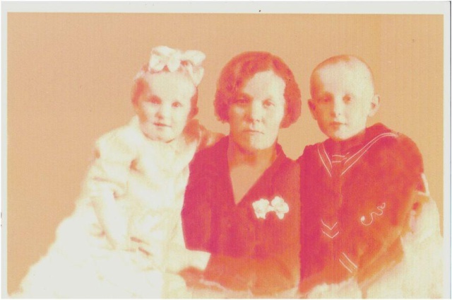Мама Валентина Михайловна с детьми (слева сестра Нина, справа Володя),1939 г.