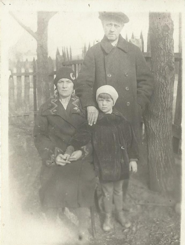 Константинова В.К., с дедушкой Гороховым Федором Петровичем и бабушкой Марией Ивановной. 1933 год