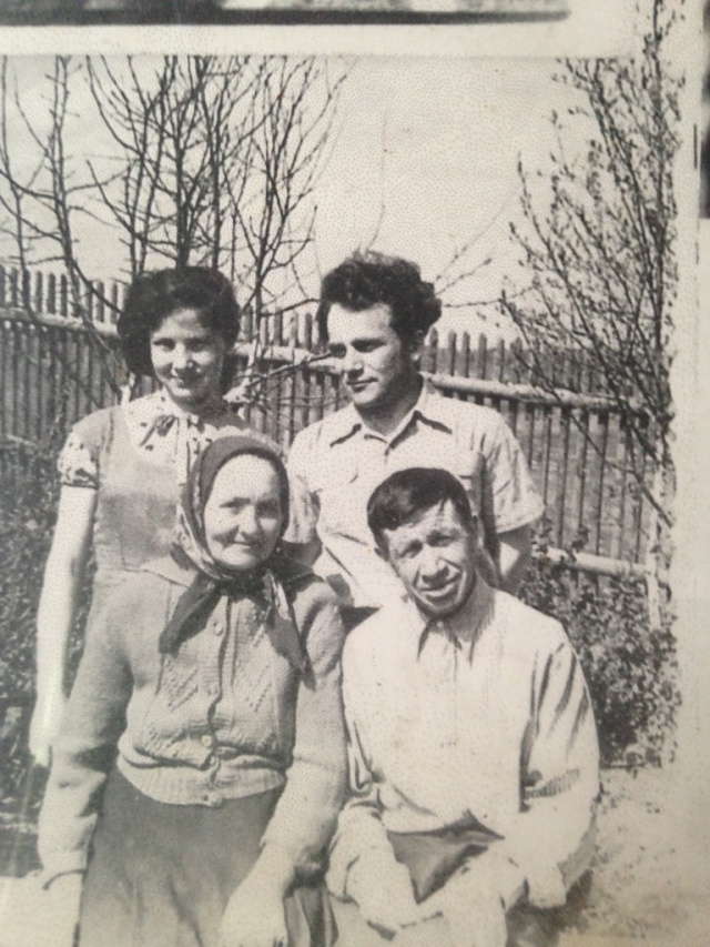 1952 год Родители Нины и младшая сестра с мужем