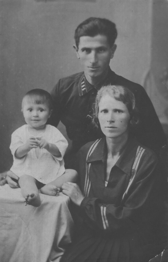 Алексей Васильевич и Анна Васильевна Андрееевы с сыномВладимиром ( 1 год)