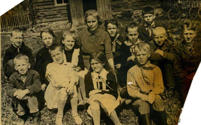 Кокоричева К.М. с учениками школы в Нечеперти