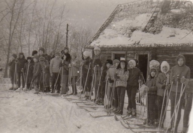 Лыжный поход к бывшей школе в Нечеперти.