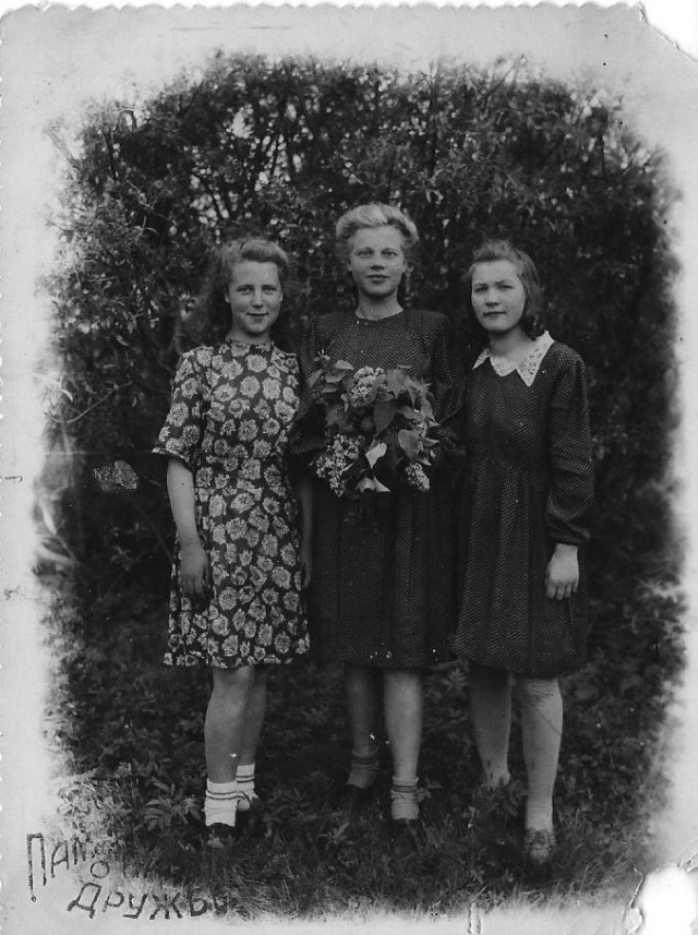 Петрова Вера Николаевна, слева. После войны д.Усадище