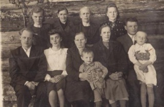 Верхний ряд слева направо: сестра Антонина, третья…