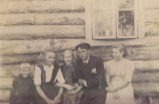 Слева направо: Колосова В.П., Новикова Любовь, Ольга…