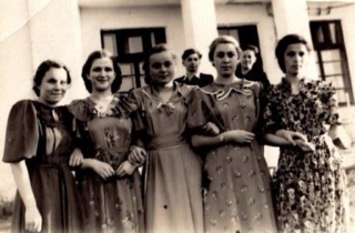 Слева направо: Лида Коморова, Миля Кроль, Катя…