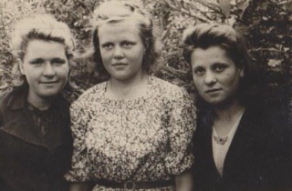 Слева Тамара с подругами 1948 й год