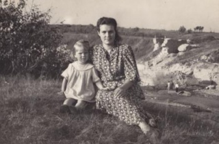 Валентина Ивановна с дочкой Верой Саблино, 1957…
