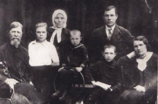 Слева направо: дедушка по матери Василий Федотович,…