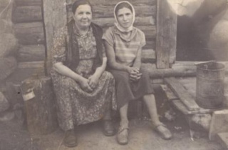 Слева тетя Медева Домна Алексеевна, справа Нина…