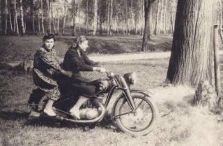 Полина Владимировна слева со своей сестрой Анной…