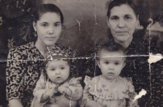 Анна Николаевна слева, на руках дочь Надя,…