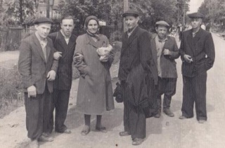 Отец Валентины Ивановны второй справа Ульяновка 1959…