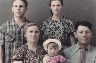 Средний брат Валентины Ивановны с семьей 1960…