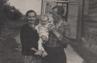 Елизавета Ивановна и Александр Федорович с внучкой