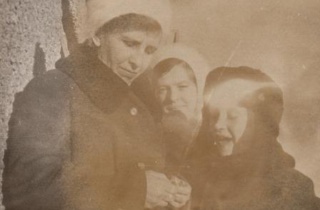Валентина Александровна с дочерью Людмилой и сыном…