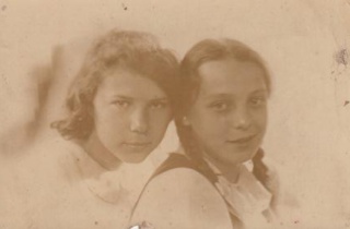 Кондратьева Мария справа Довоенное фото